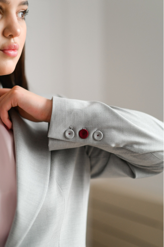 Костюм в сером оттенке брючный